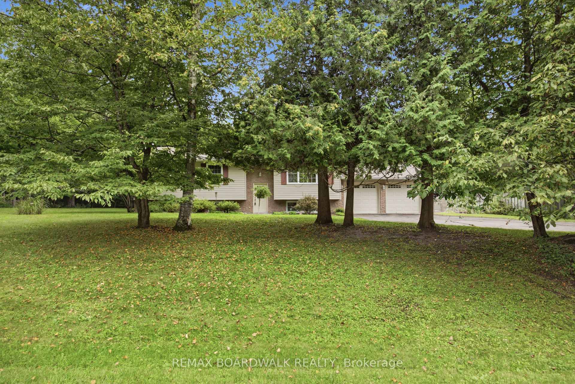 Photo 2 of 3187 Mcdonald's Corner Road, Lanark Highlands — HOMEH
