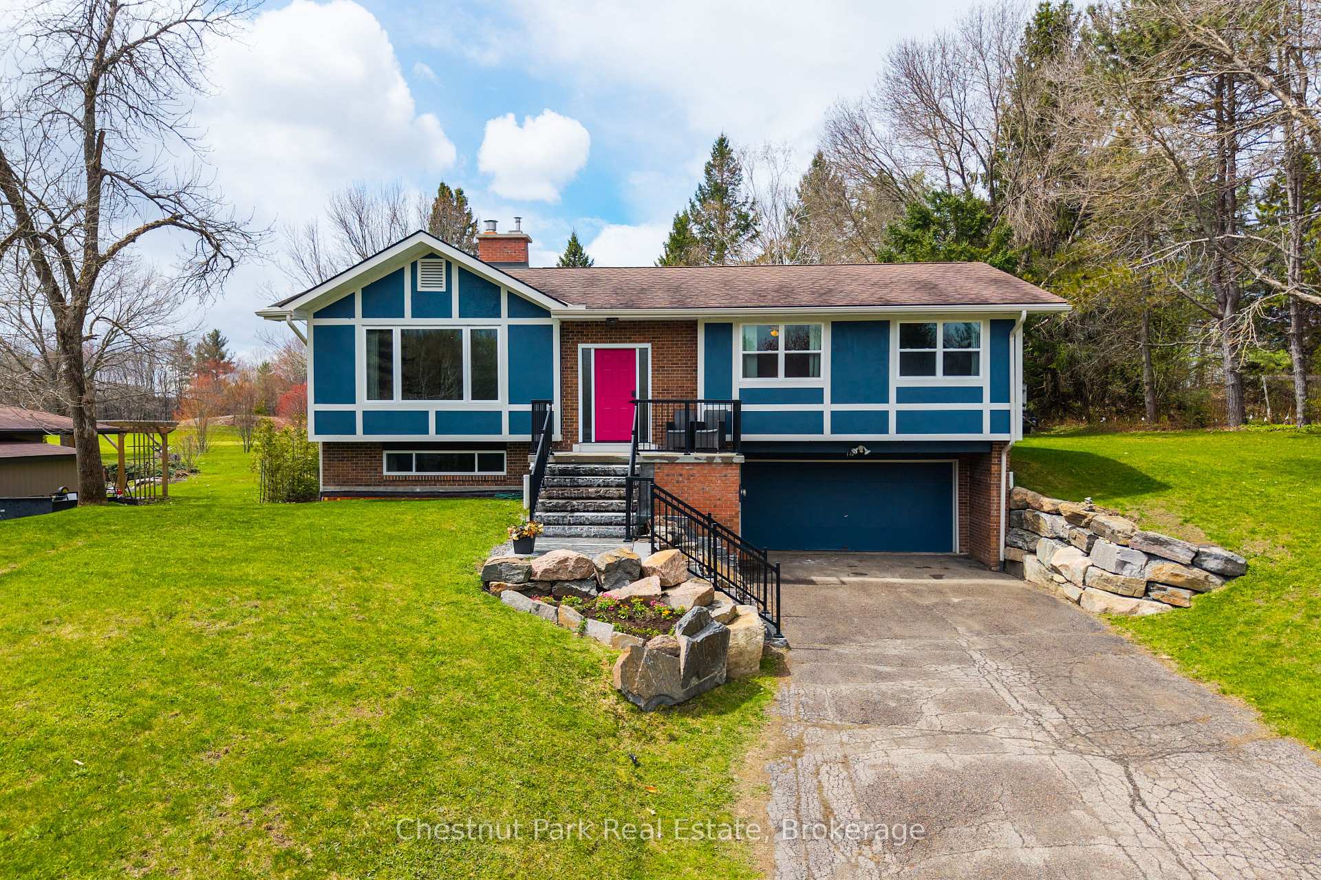 Photo 2 of 14 Curling Road, Bracebridge, Macaulay — HOMEH