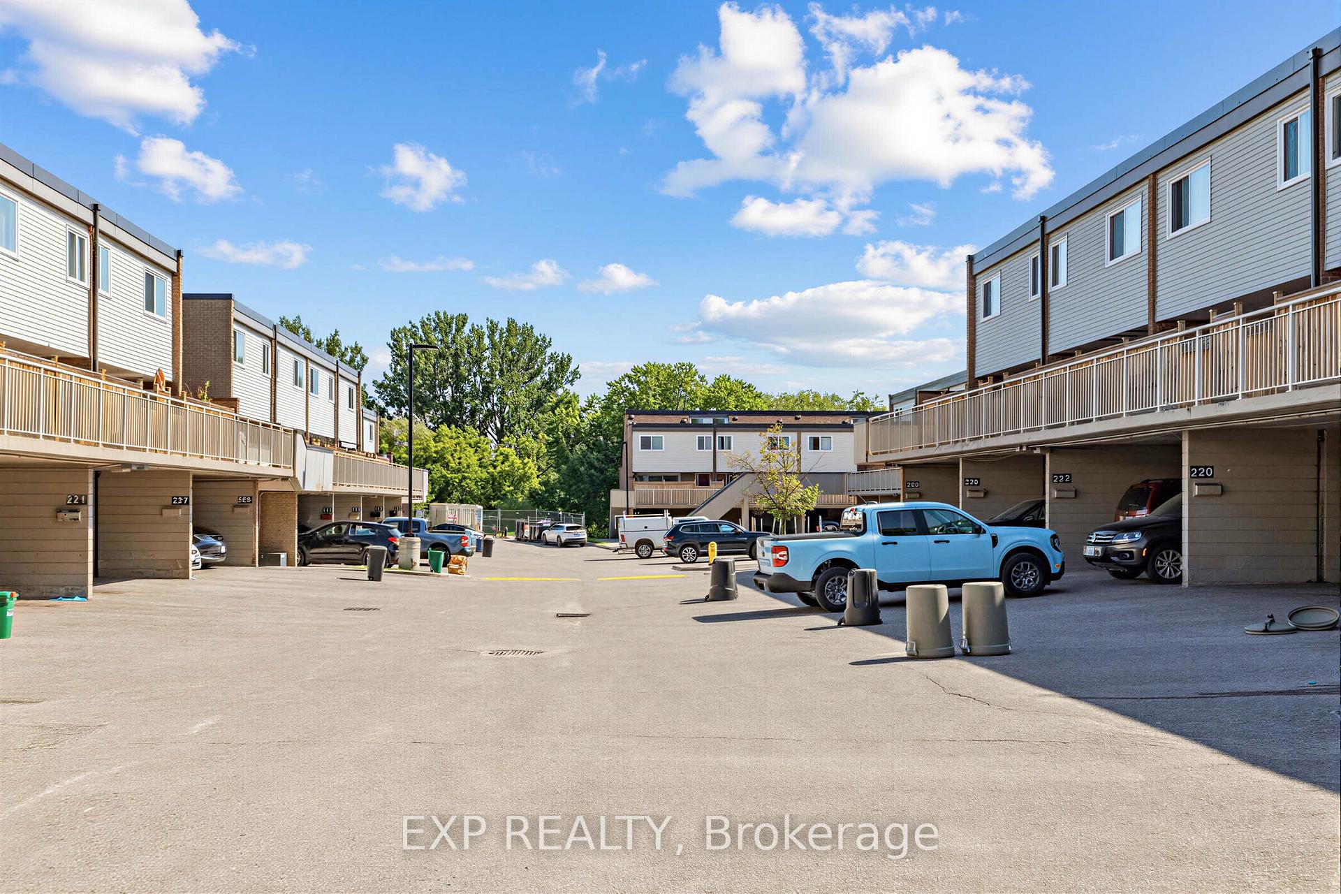 Photo 9 of Unit 58, 158 Milestone Crescent, Aurora, Aurora Village — HOMEH