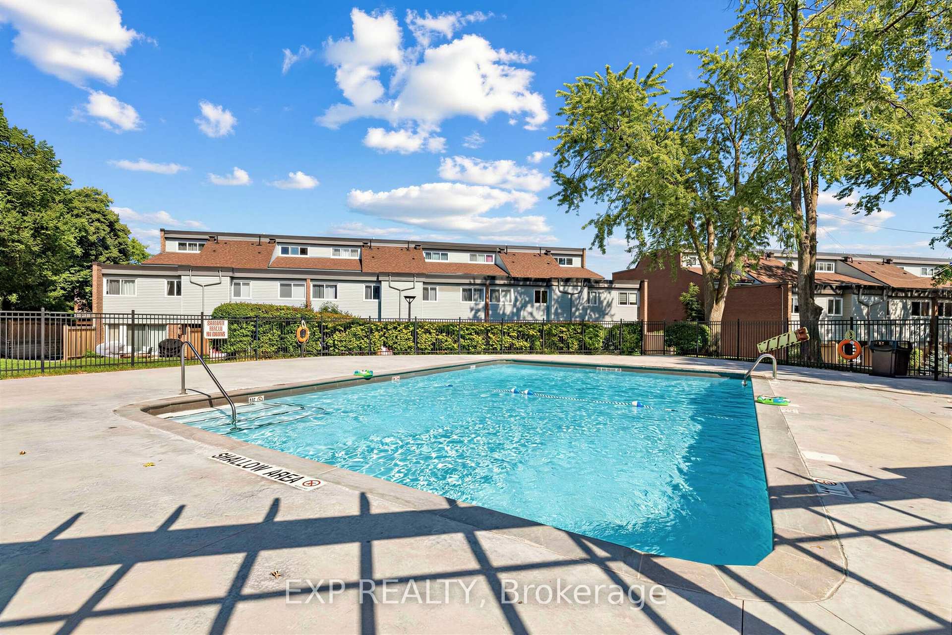 Photo 10 of Unit 58, 158 Milestone Crescent, Aurora, Aurora Village — HOMEH