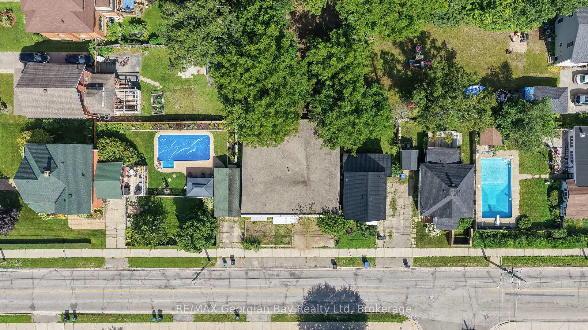 Photo 2 of 382 Yonge Street, Midland — HOMEH