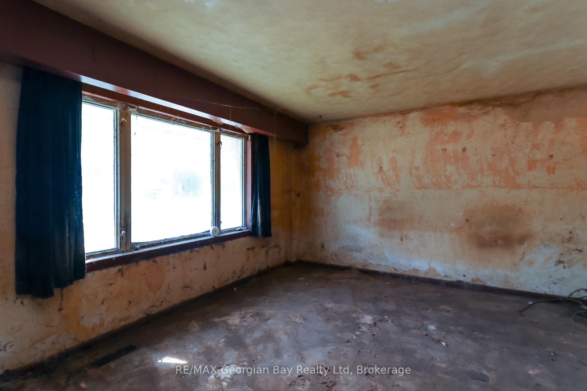 Photo 5 of 382 Yonge Street, Midland — HOMEH