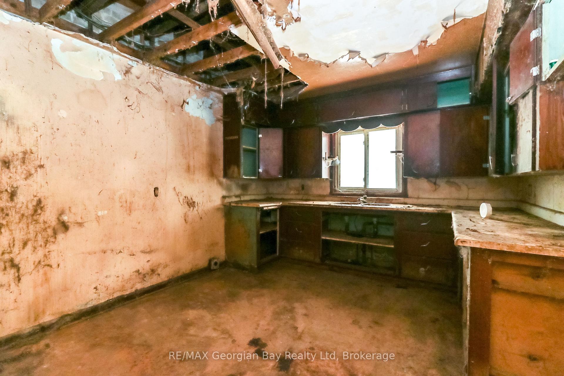 Photo 6 of 382 Yonge Street, Midland — HOMEH