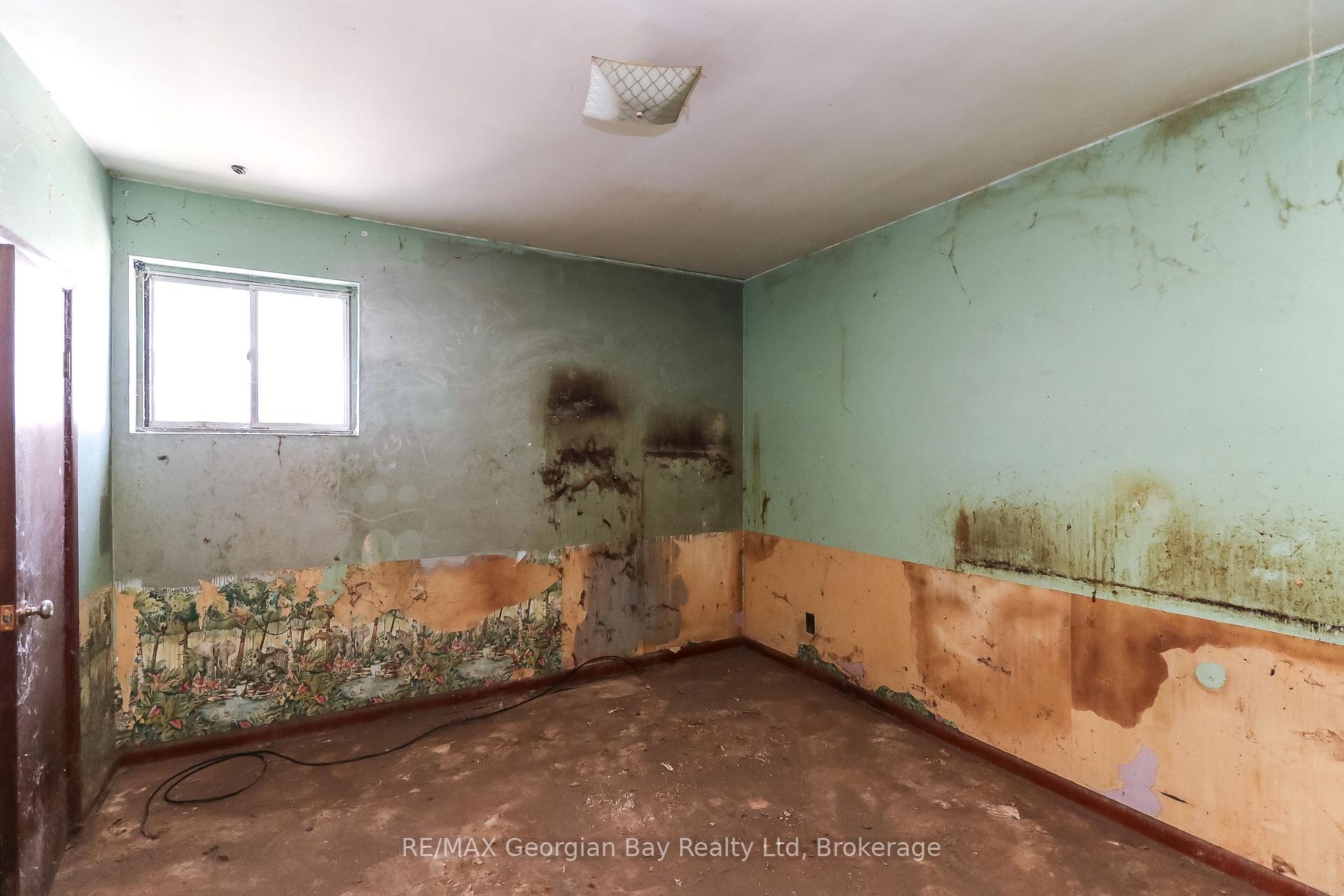 Photo 8 of 382 Yonge Street, Midland — HOMEH