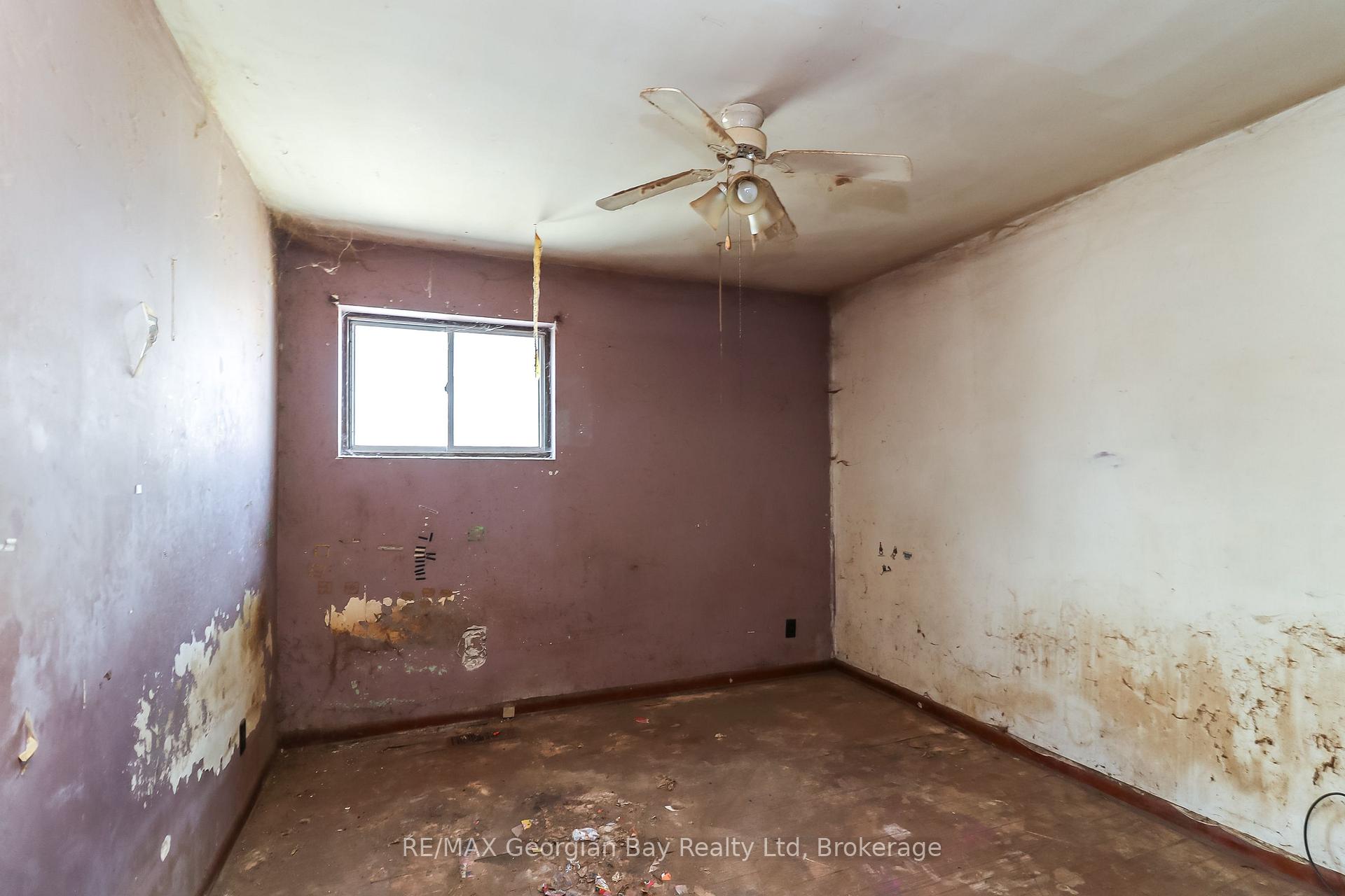 Photo 9 of 382 Yonge Street, Midland — HOMEH
