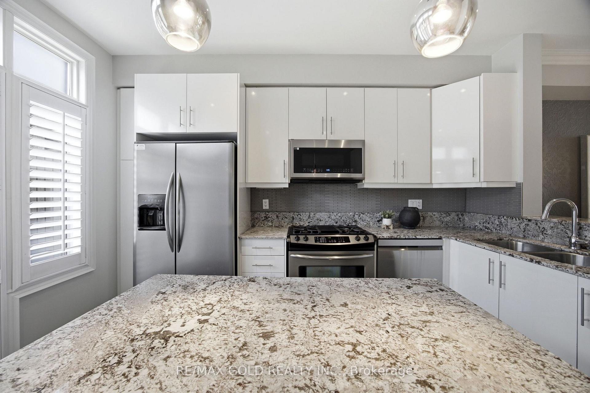 Photo 12 of 71 Cormier Heights, Etobicoke, Mimico — HOMEH