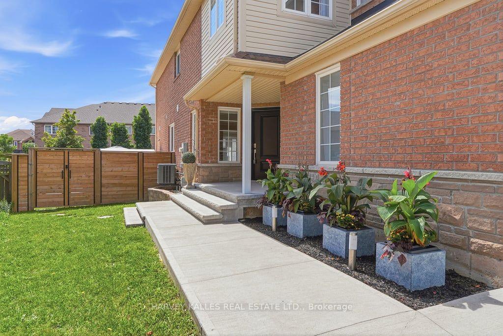 Photo 2 of 2033 Redstone Crescent, Oakville, Westmount — HOMEH