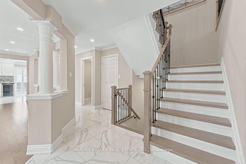 Photo 3 of 2033 Redstone Crescent, Oakville, Westmount — HOMEH