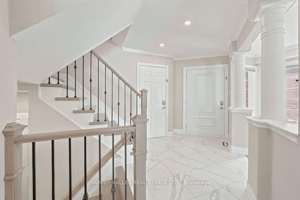Photo 4 of 2033 Redstone Crescent, Oakville, Westmount — HOMEH