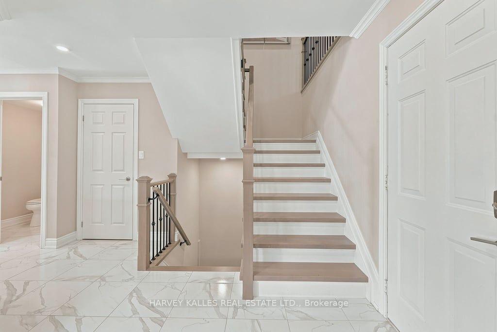 Photo 5 of 2033 Redstone Crescent, Oakville, Westmount — HOMEH