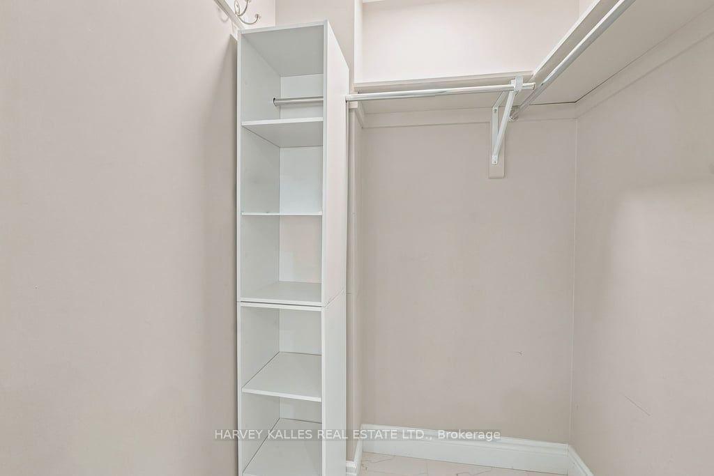 Photo 6 of 2033 Redstone Crescent, Oakville, Westmount — HOMEH