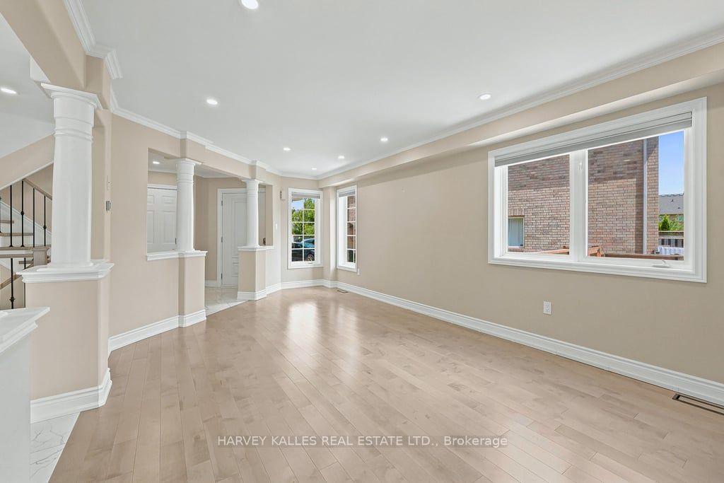 Photo 8 of 2033 Redstone Crescent, Oakville, Westmount — HOMEH