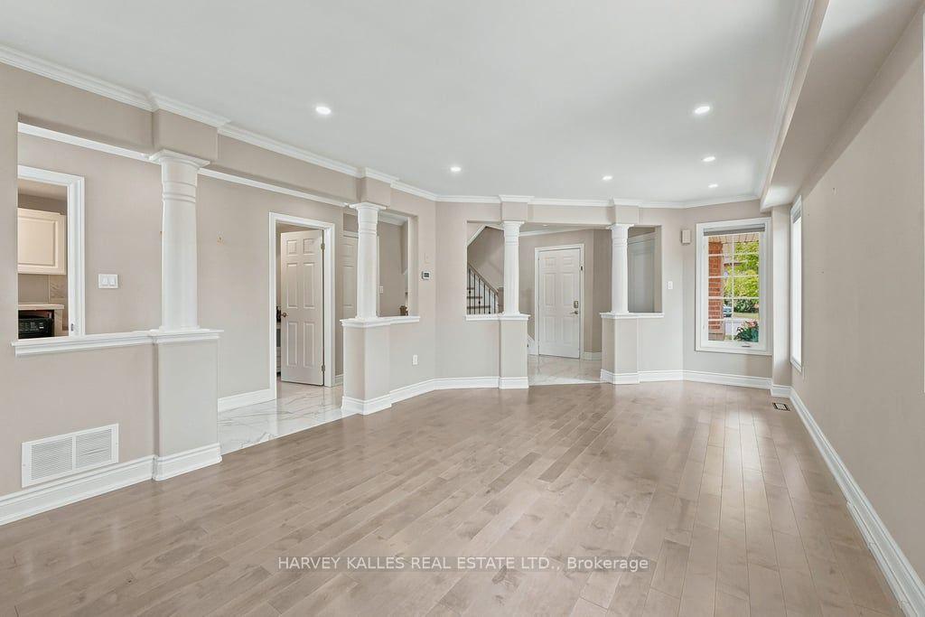 Photo 10 of 2033 Redstone Crescent, Oakville, Westmount — HOMEH