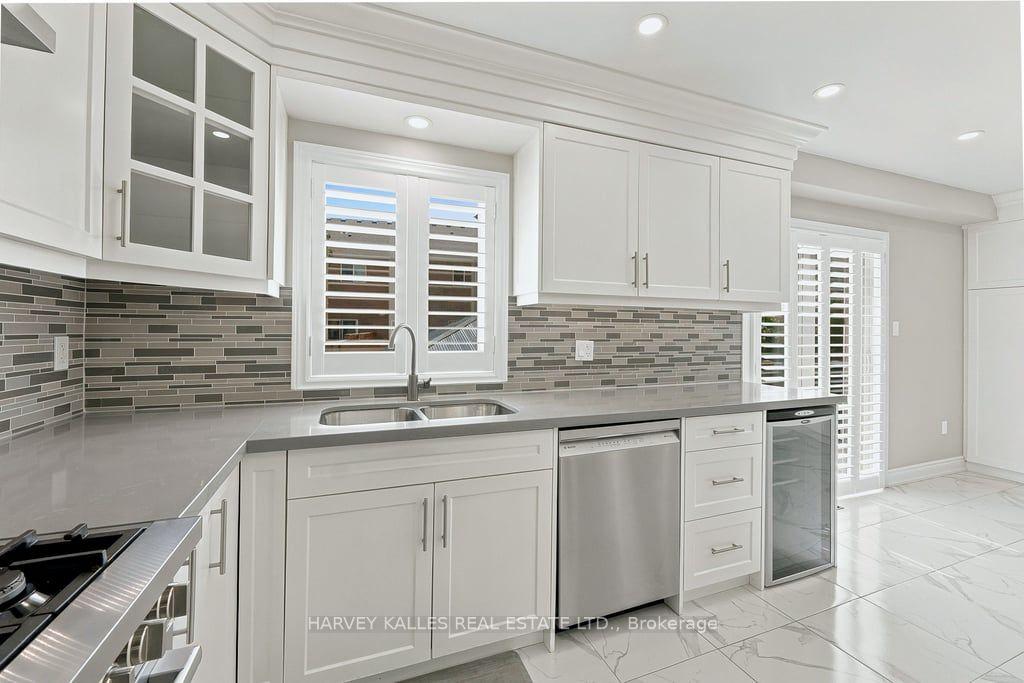Photo 15 of 2033 Redstone Crescent, Oakville, Westmount — HOMEH