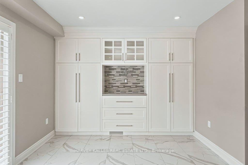 Photo 18 of 2033 Redstone Crescent, Oakville, Westmount — HOMEH