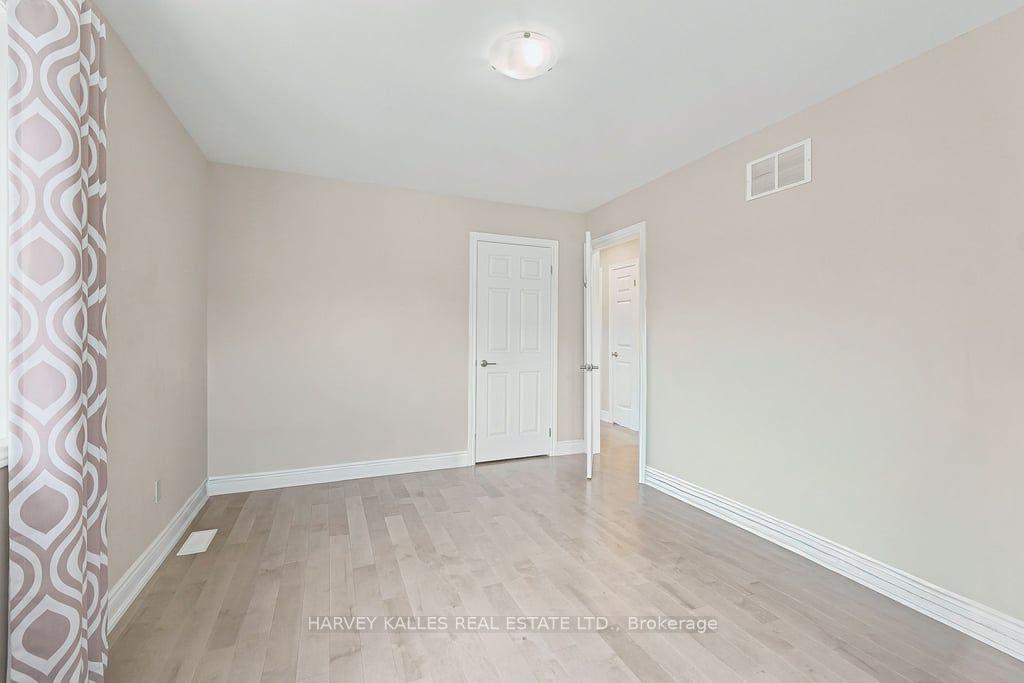 Photo 25 of 2033 Redstone Crescent, Oakville, Westmount — HOMEH