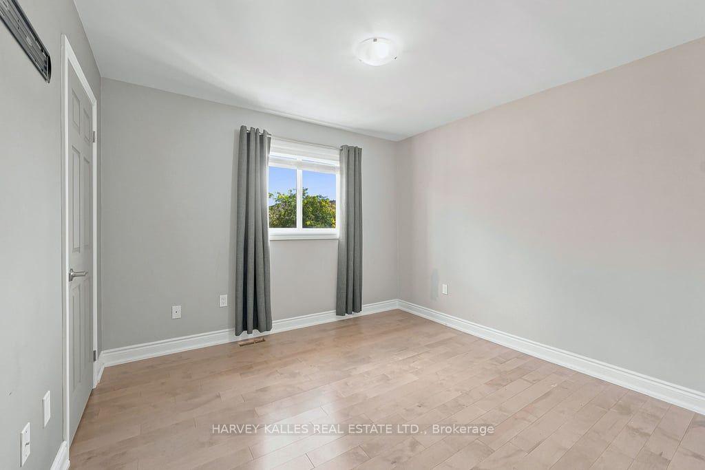 Photo 26 of 2033 Redstone Crescent, Oakville, Westmount — HOMEH
