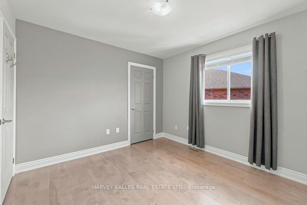 Photo 28 of 2033 Redstone Crescent, Oakville, Westmount — HOMEH