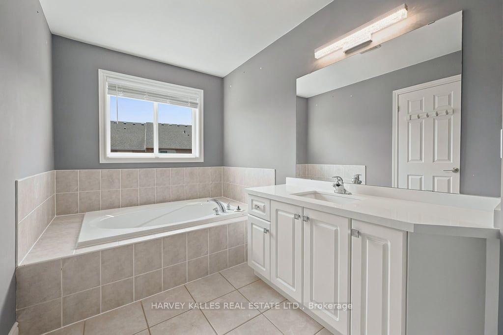 Photo 33 of 2033 Redstone Crescent, Oakville, Westmount — HOMEH