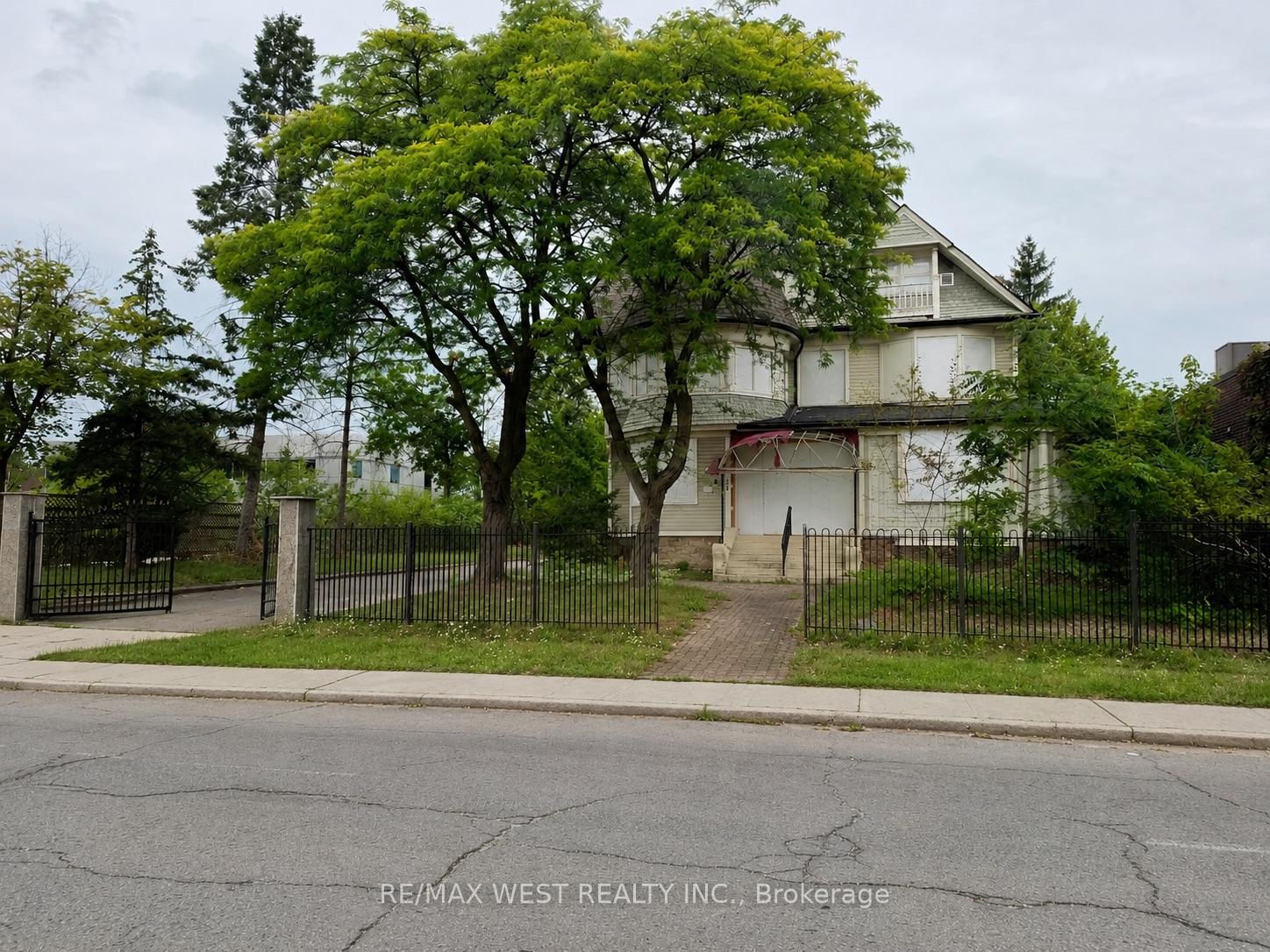 Photo 2 of 24 Burgar Street, Welland, Welland Downtown — HOMEH