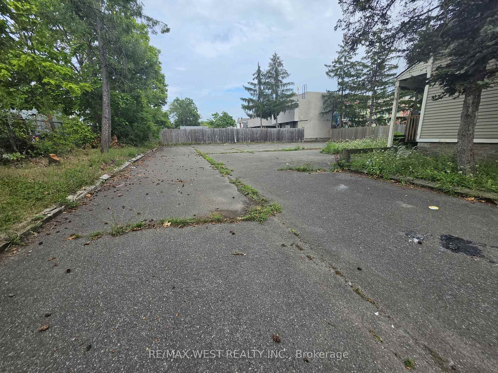 Photo 4 of 24 Burgar Street, Welland, Welland Downtown — HOMEH