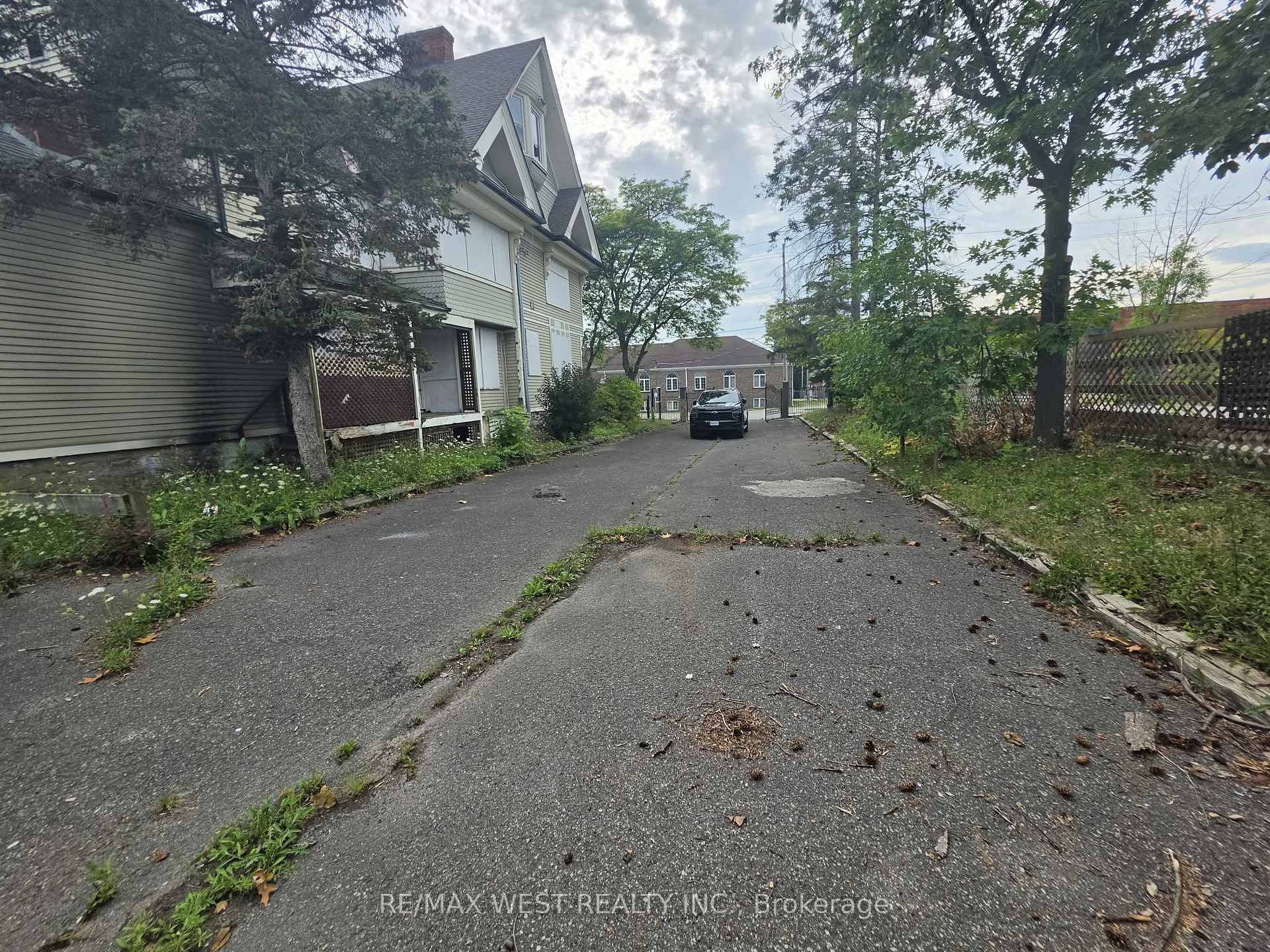 Photo 5 of 24 Burgar Street, Welland, Welland Downtown — HOMEH