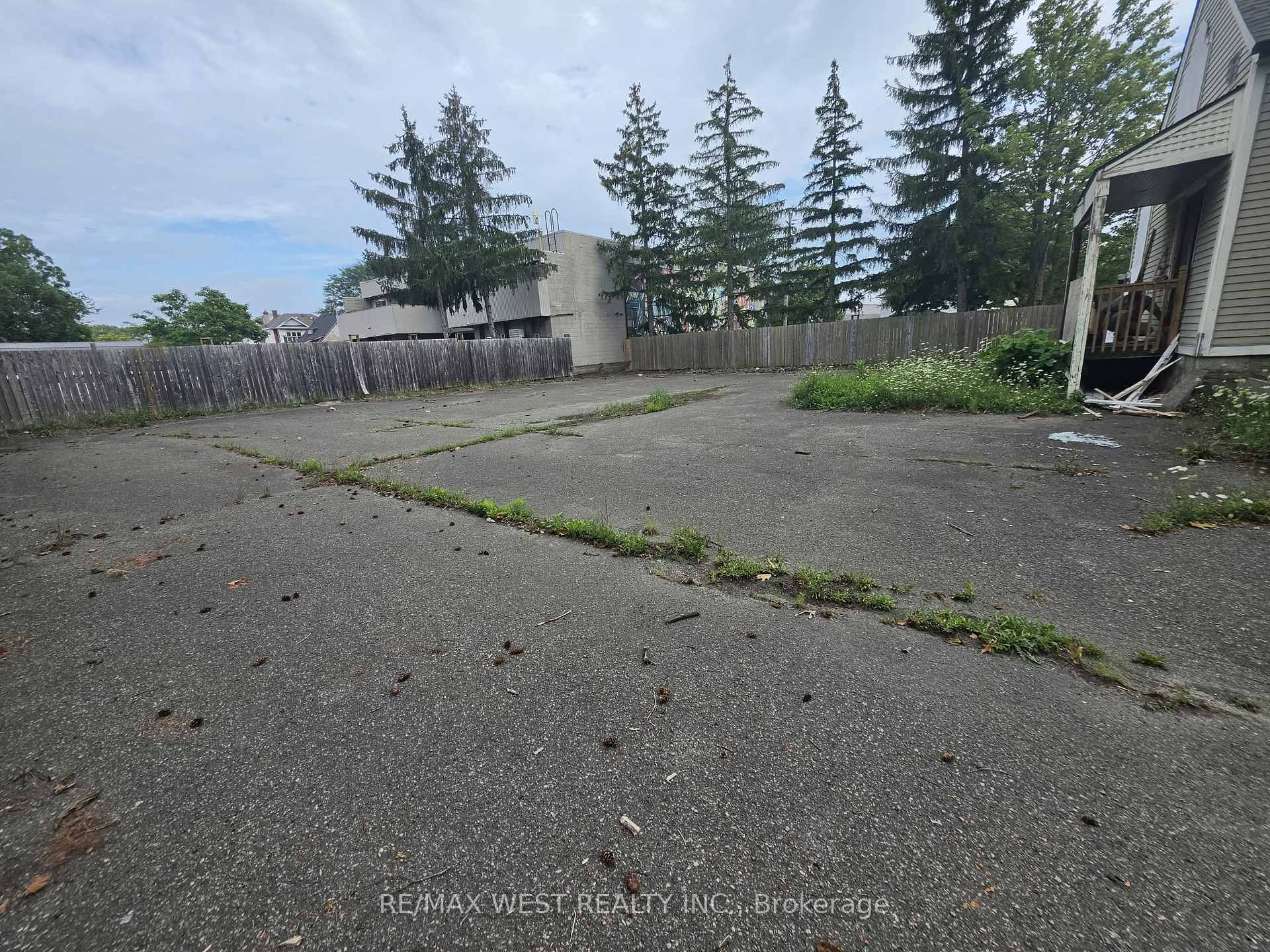 Photo 6 of 24 Burgar Street, Welland, Welland Downtown — HOMEH