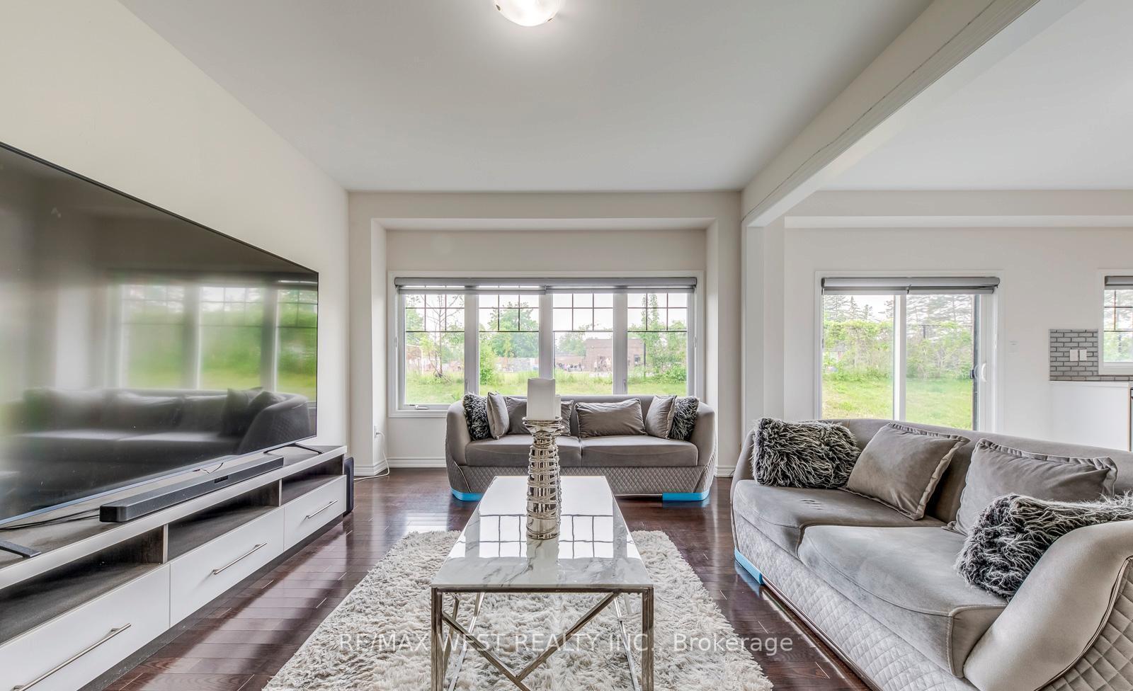 Photo 9 of 286 Danny Wheeler Boulevard, Georgina, Keswick North — HOMEH