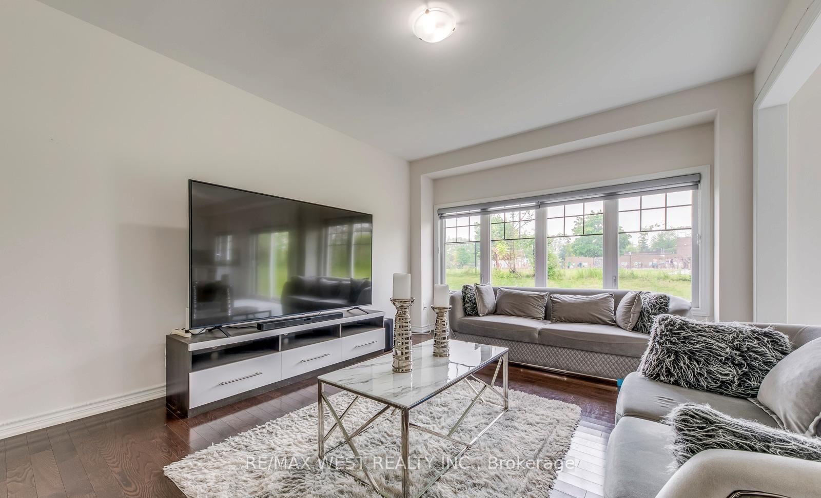 Photo 11 of 286 Danny Wheeler Boulevard, Georgina, Keswick North — HOMEH