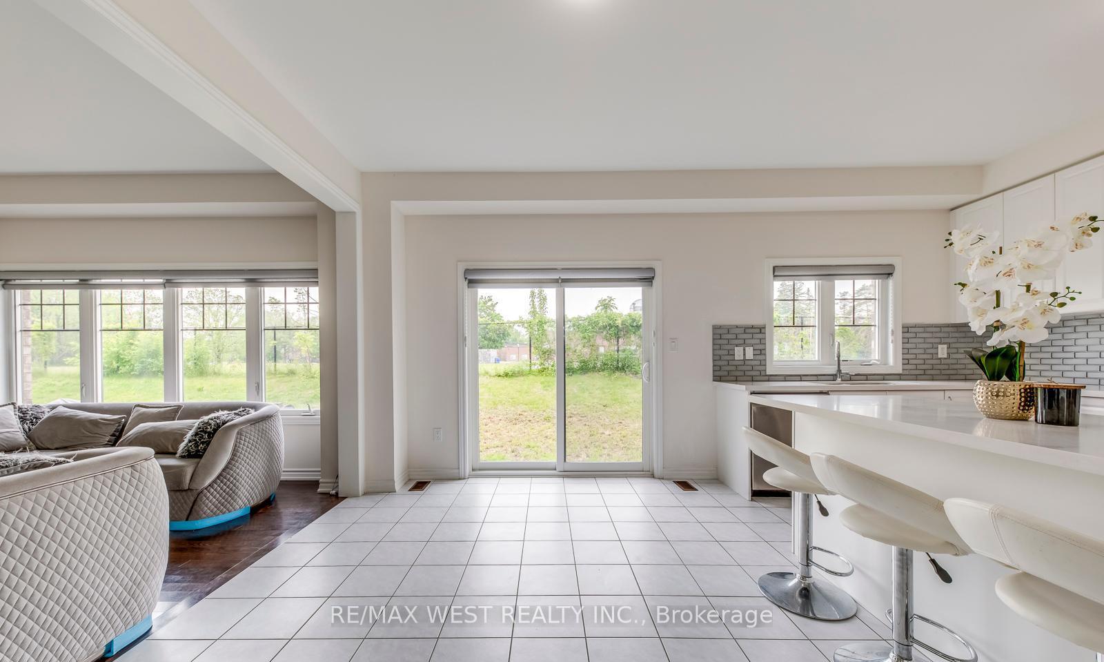 Photo 14 of 286 Danny Wheeler Boulevard, Georgina, Keswick North — HOMEH