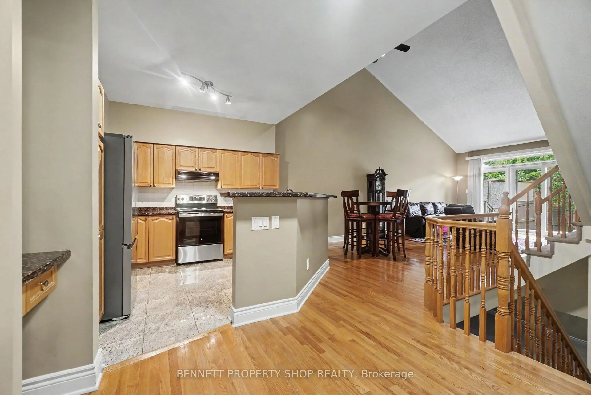 Photo 5 of 39 Foulis Crescent, Ottawa, Kanata - Katimavik — HOMEH