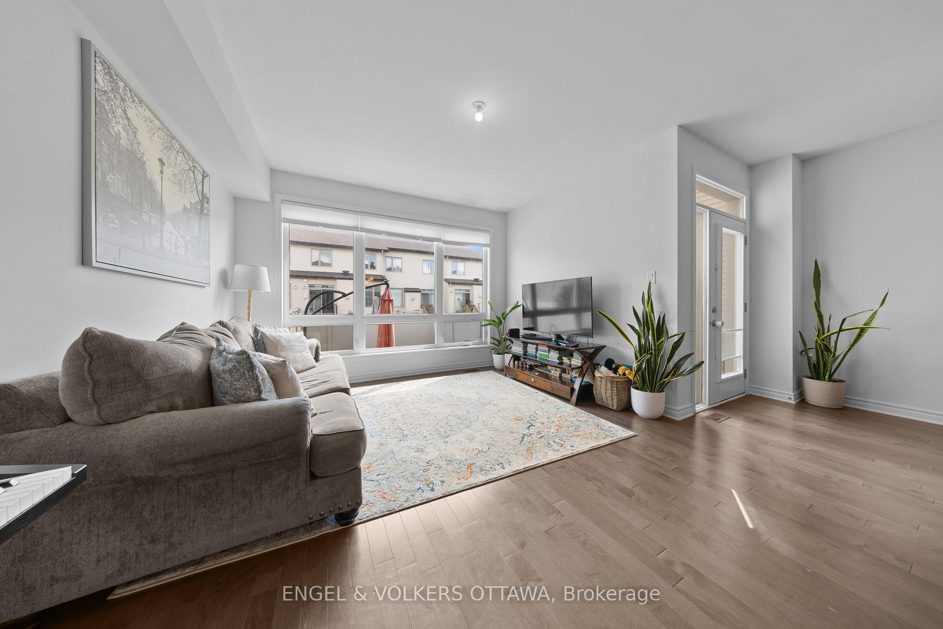 Photo 9 of 519 Borbridge Avenue, Ottawa, Riverside South/Gloucester Glen — HOMEH