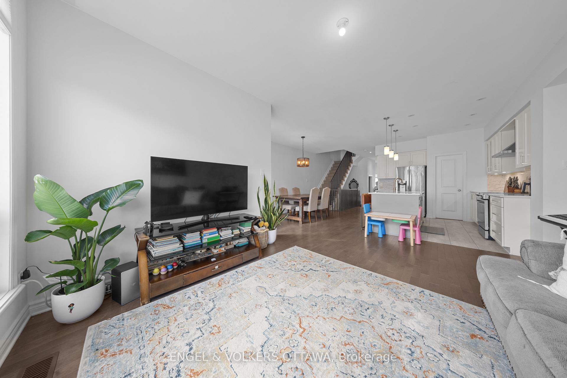 Photo 10 of 519 Borbridge Avenue, Ottawa, Riverside South/Gloucester Glen — HOMEH