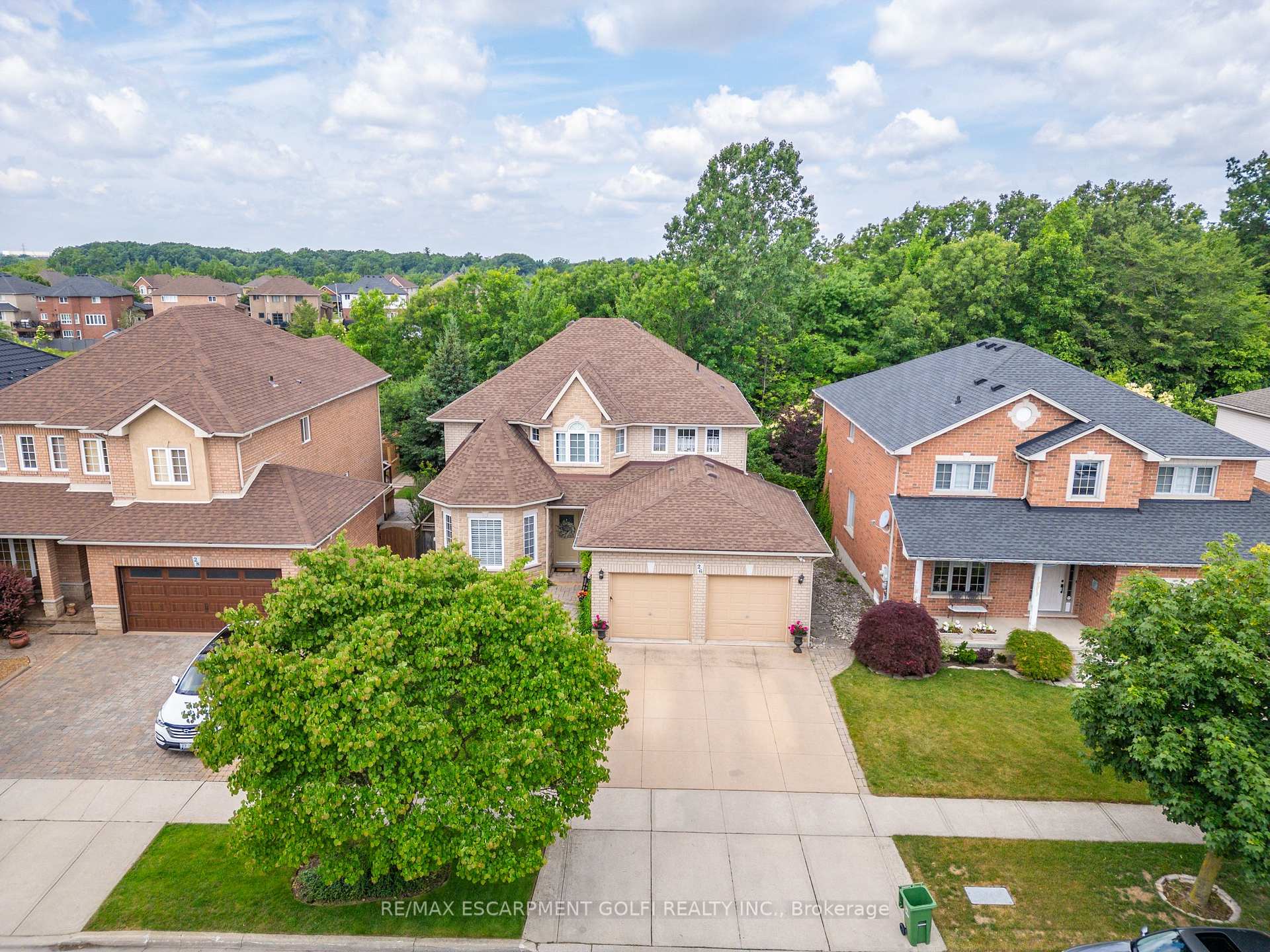 Photo 1 of 26 Shadetree Crescent, Hamilton, Stoney Creek Mountain — HOMEH