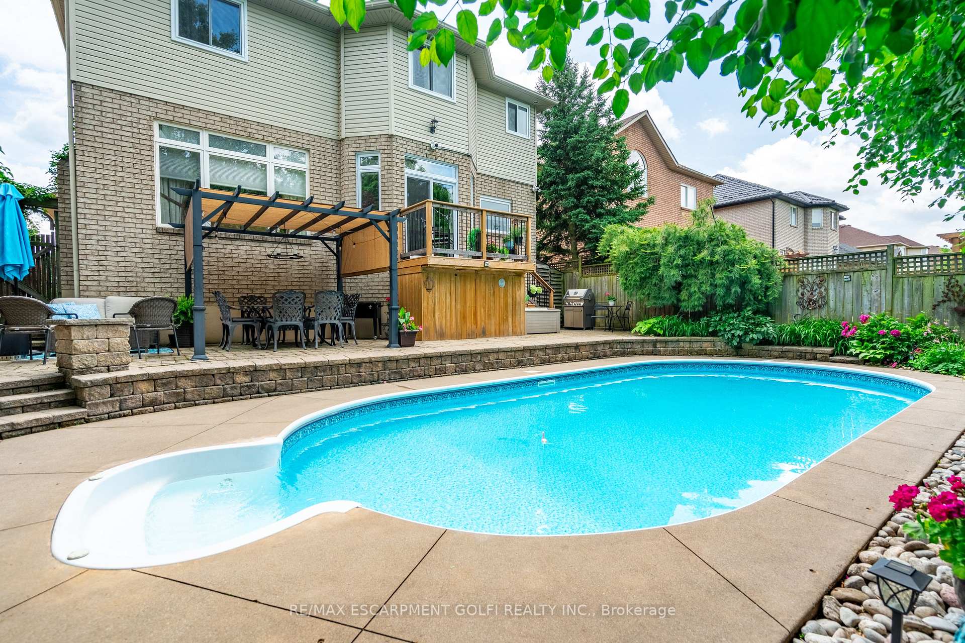 Photo 2 of 26 Shadetree Crescent, Hamilton, Stoney Creek Mountain — HOMEH