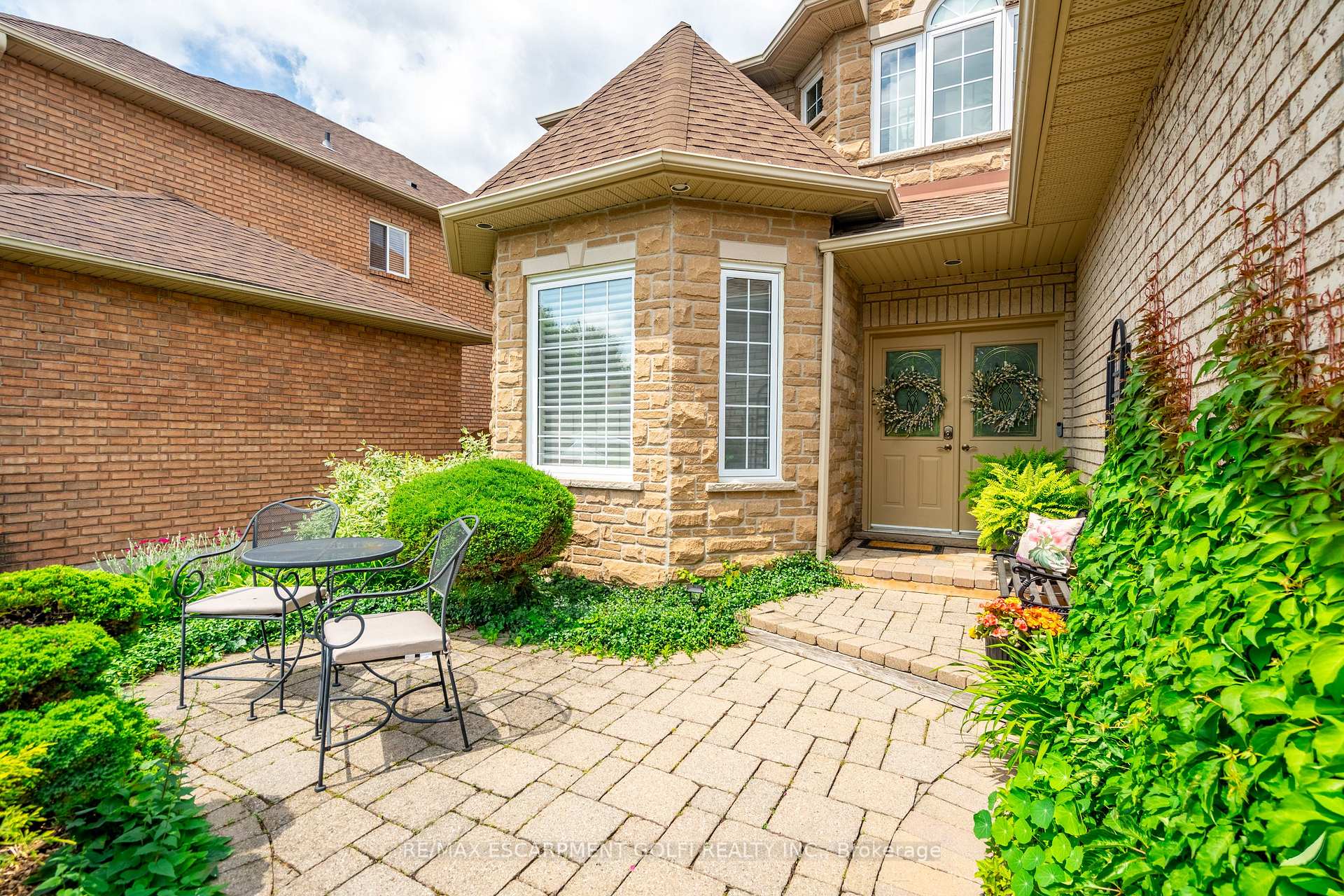 Photo 4 of 26 Shadetree Crescent, Hamilton, Stoney Creek Mountain — HOMEH
