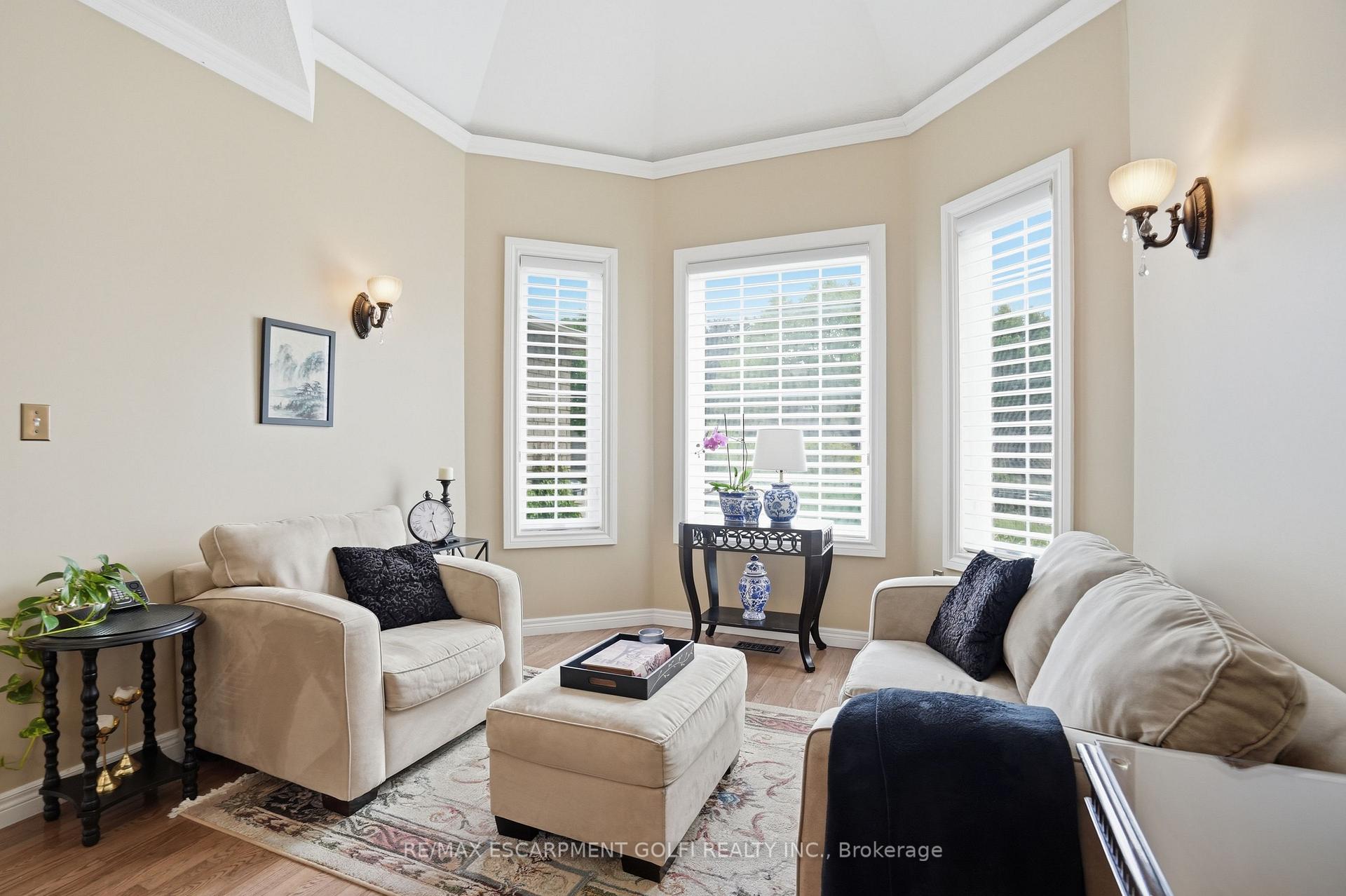 Photo 8 of 26 Shadetree Crescent, Hamilton, Stoney Creek Mountain — HOMEH