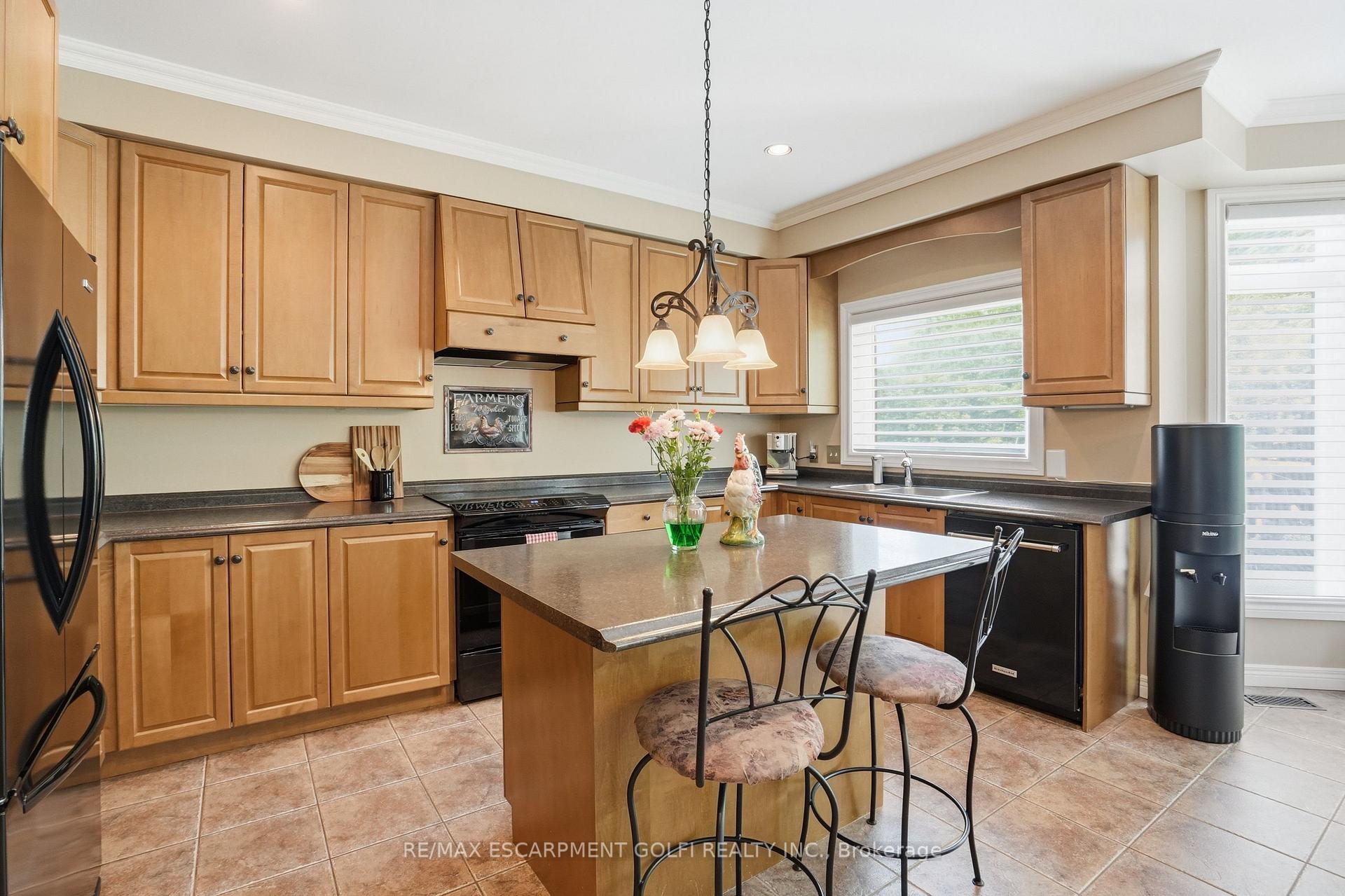 Photo 14 of 26 Shadetree Crescent, Hamilton, Stoney Creek Mountain — HOMEH