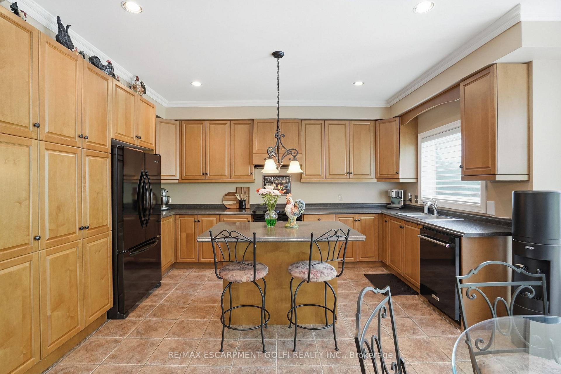 Photo 15 of 26 Shadetree Crescent, Hamilton, Stoney Creek Mountain — HOMEH