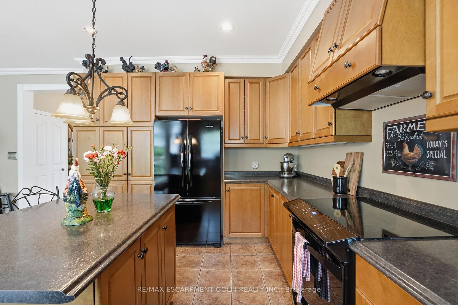 Photo 16 of 26 Shadetree Crescent, Hamilton, Stoney Creek Mountain — HOMEH