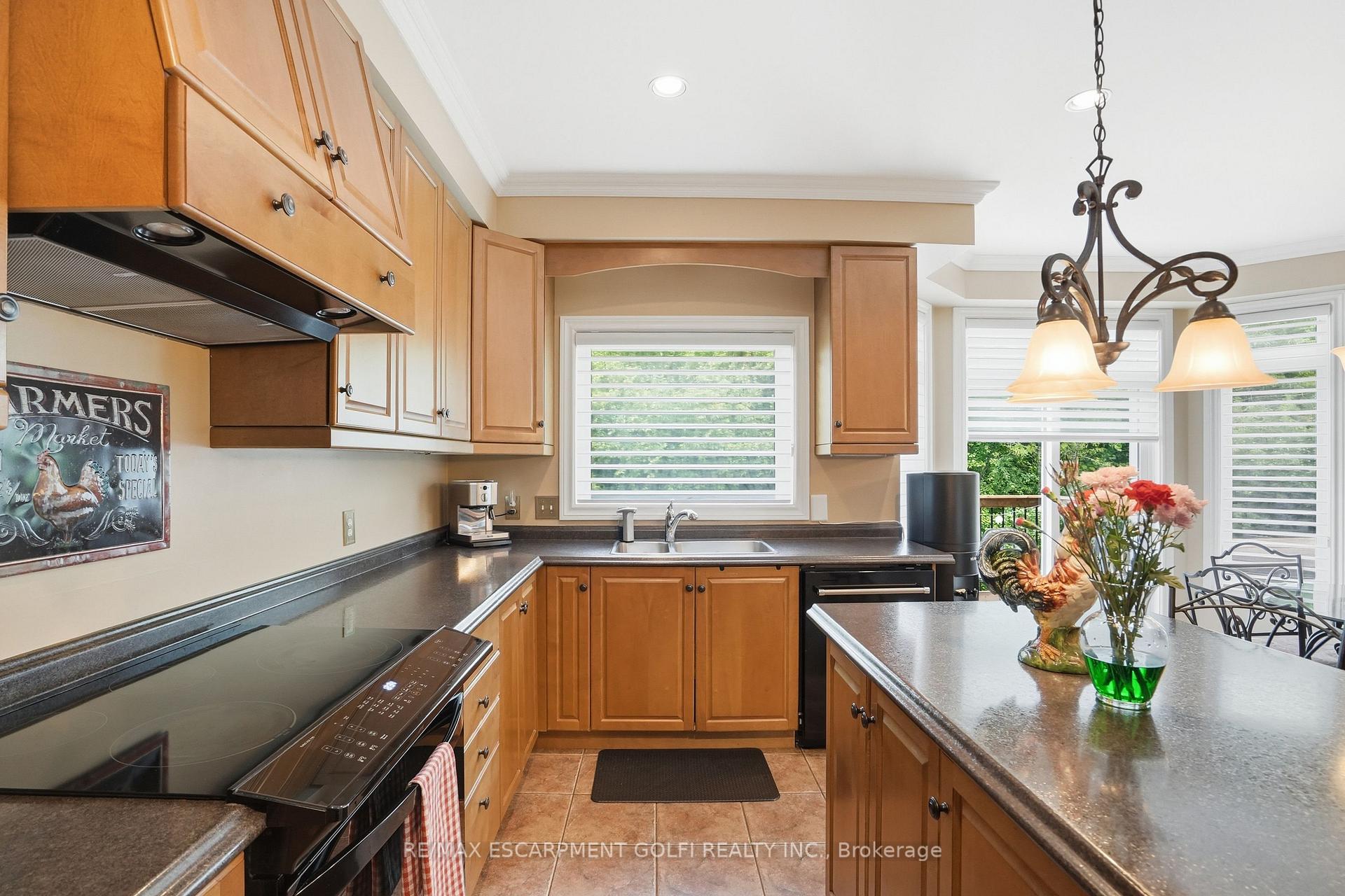 Photo 17 of 26 Shadetree Crescent, Hamilton, Stoney Creek Mountain — HOMEH