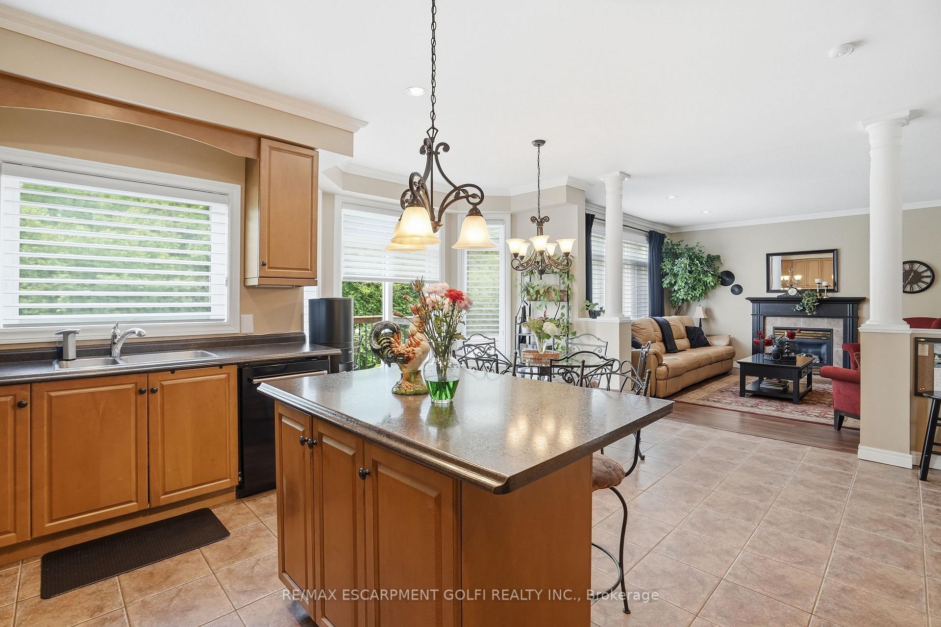 Photo 18 of 26 Shadetree Crescent, Hamilton, Stoney Creek Mountain — HOMEH