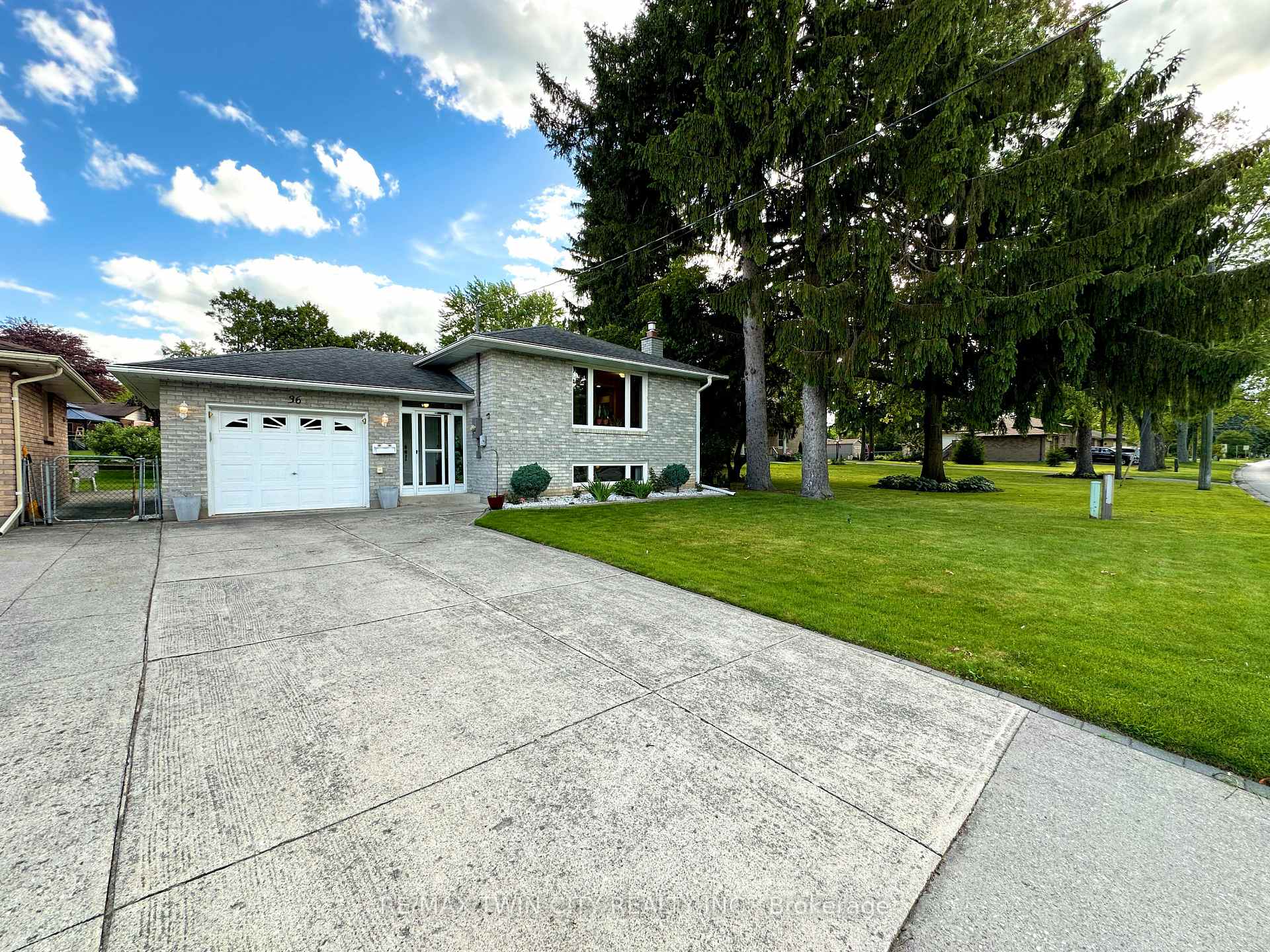 Photo 2 of 36 Oakhill Drive N, Brantford, West Brant — HOMEH