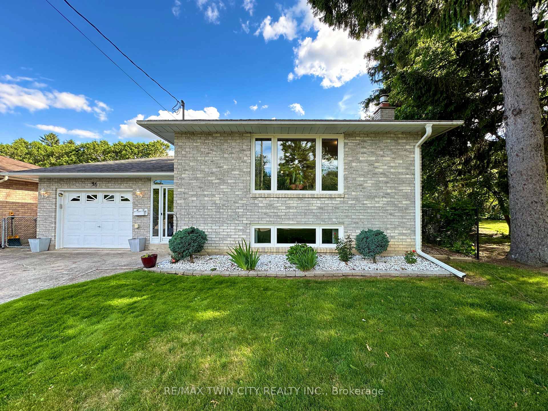 Photo 3 of 36 Oakhill Drive N, Brantford, West Brant — HOMEH