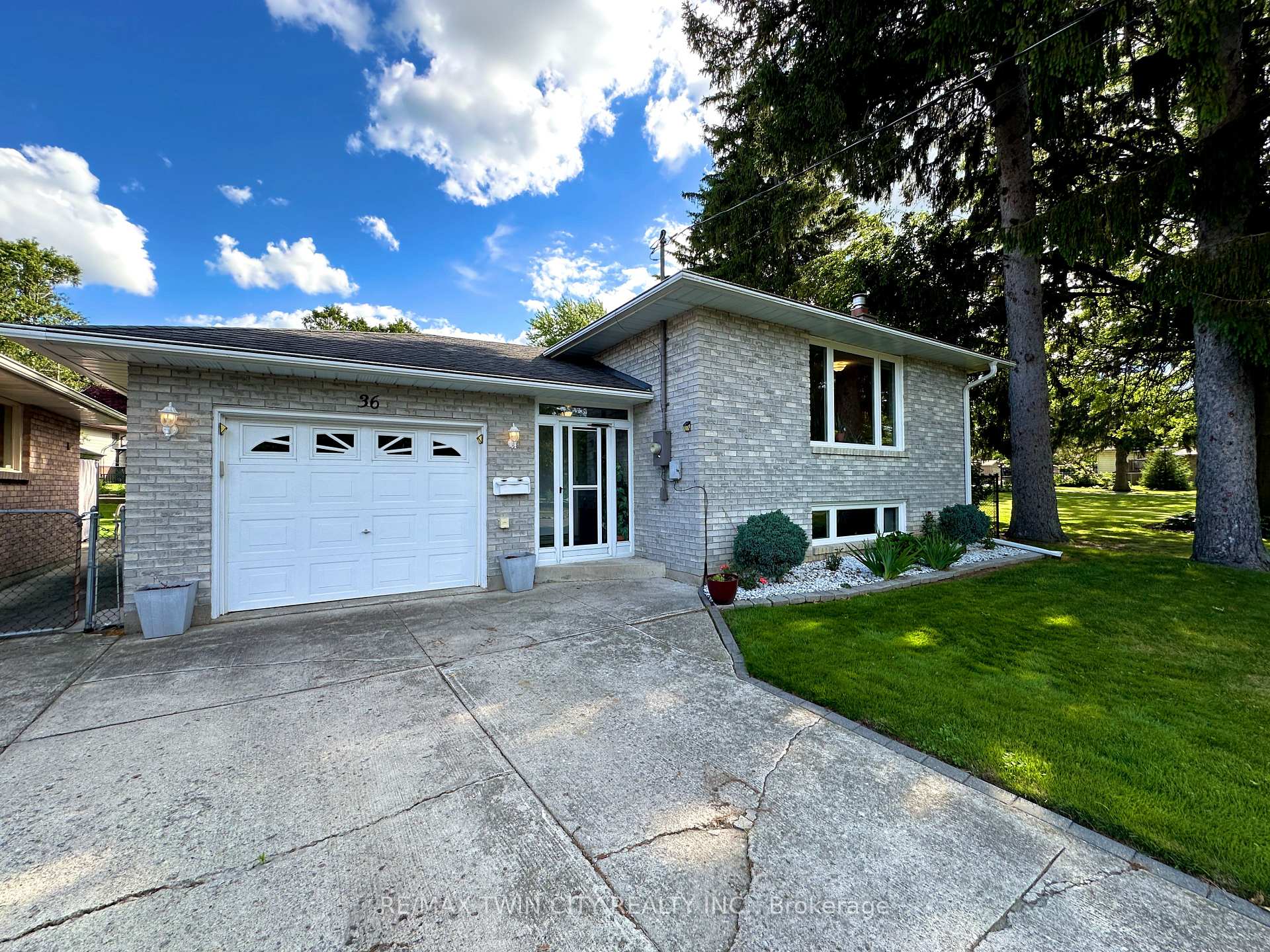 Photo 4 of 36 Oakhill Drive N, Brantford, West Brant — HOMEH