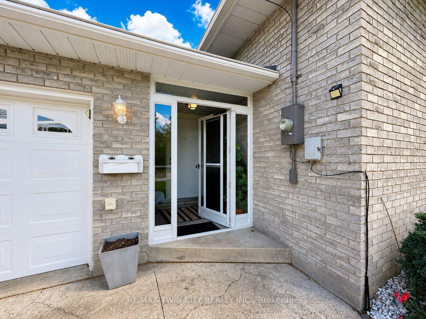 Photo 5 of 36 Oakhill Drive N, Brantford, West Brant — HOMEH