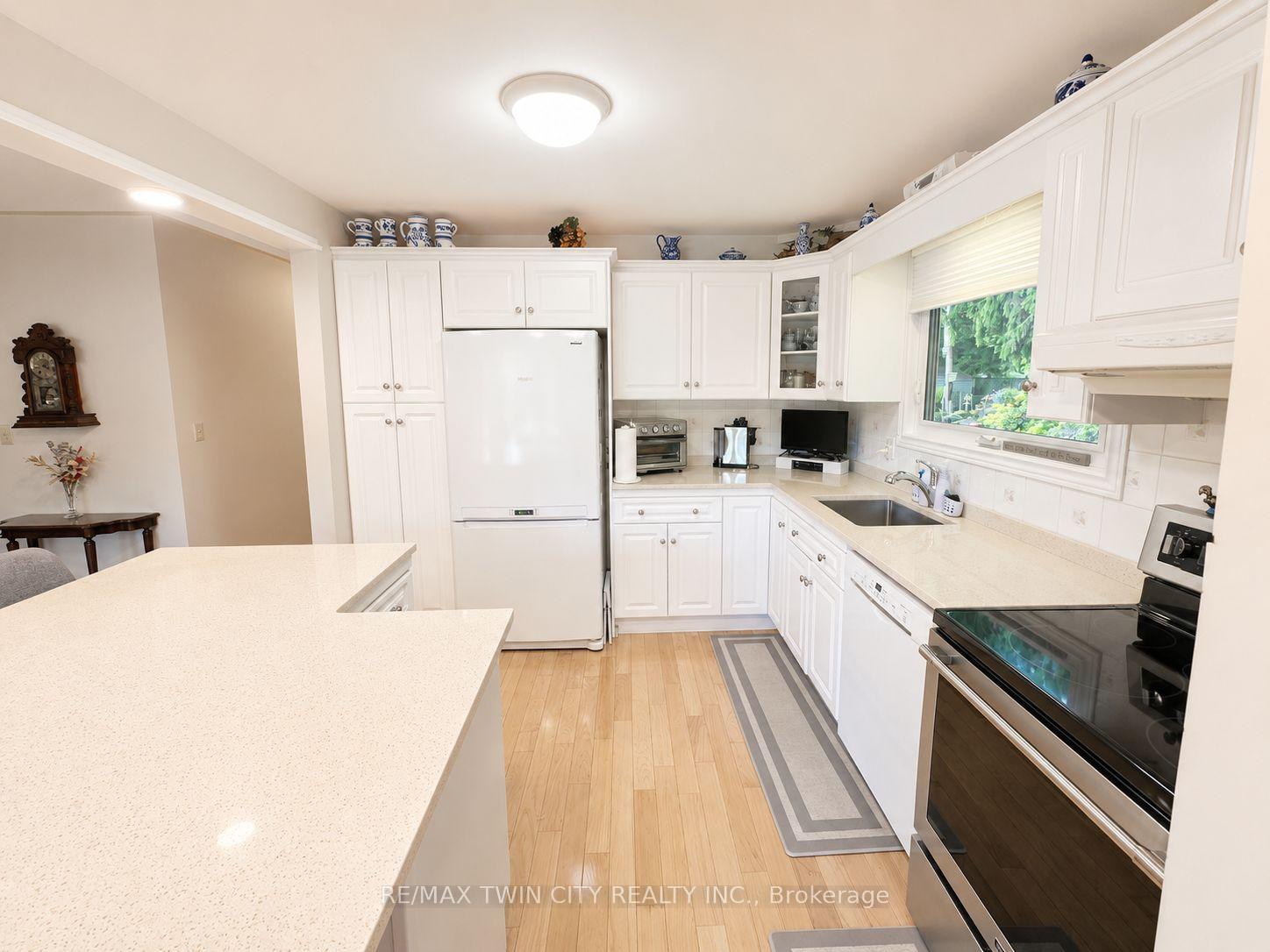 Photo 8 of 36 Oakhill Drive N, Brantford, West Brant — HOMEH