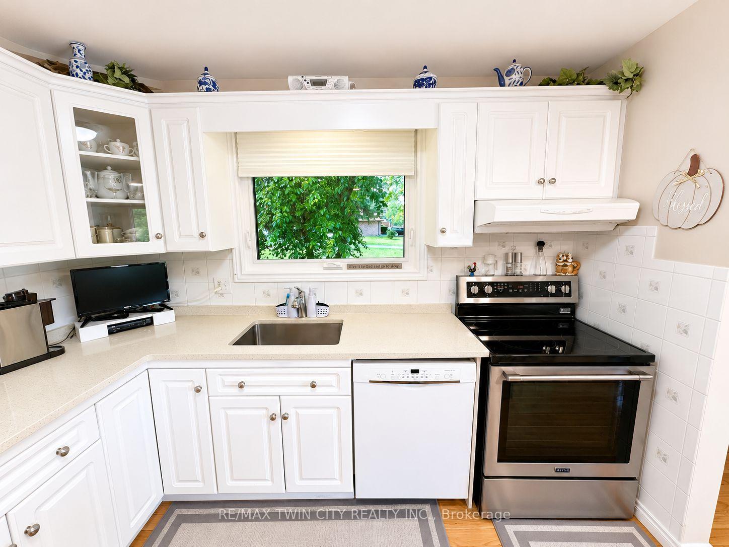 Photo 10 of 36 Oakhill Drive N, Brantford, West Brant — HOMEH