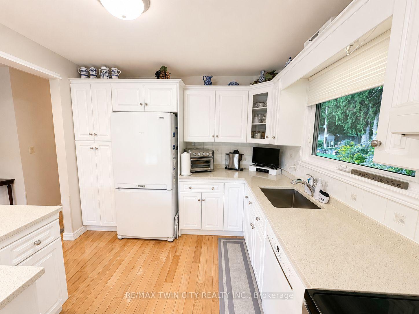 Photo 11 of 36 Oakhill Drive N, Brantford, West Brant — HOMEH