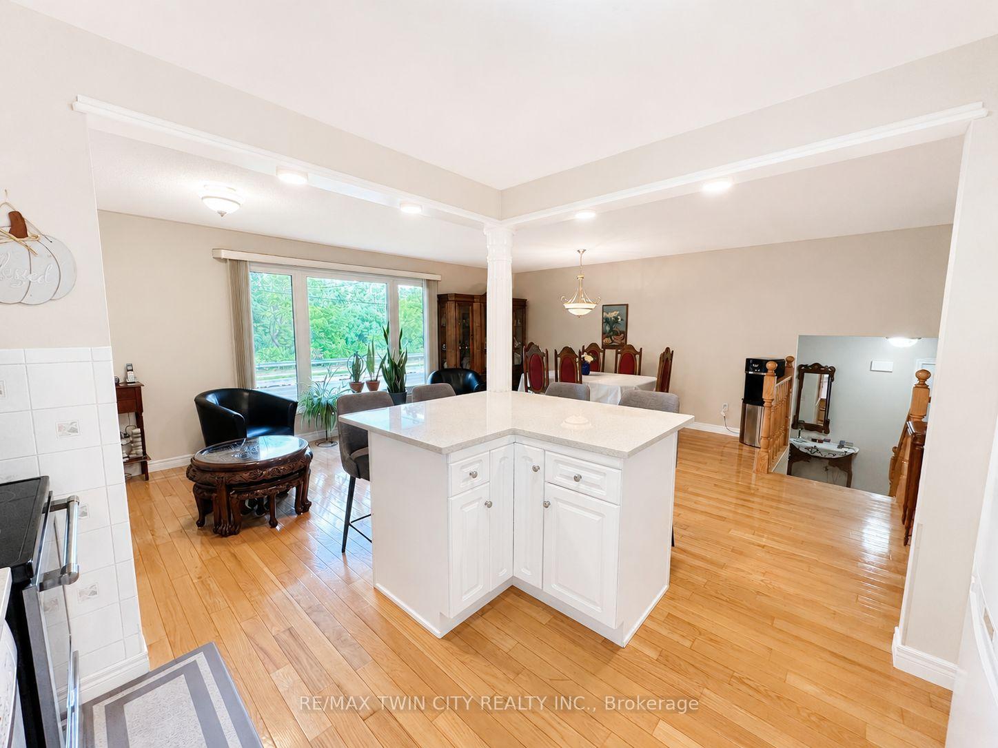 Photo 12 of 36 Oakhill Drive N, Brantford, West Brant — HOMEH